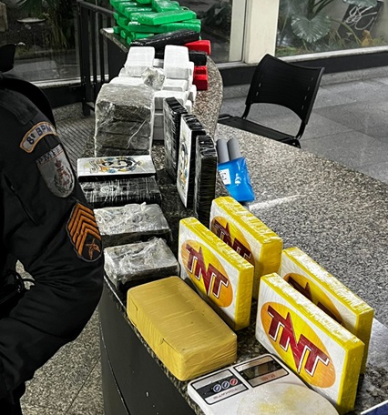 Polícia apreende cerca de 70 kg de drogas dentro de residência em Campos 