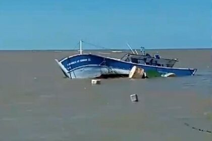 Embarcação de São João da Barra naufraga no Espírito Santo