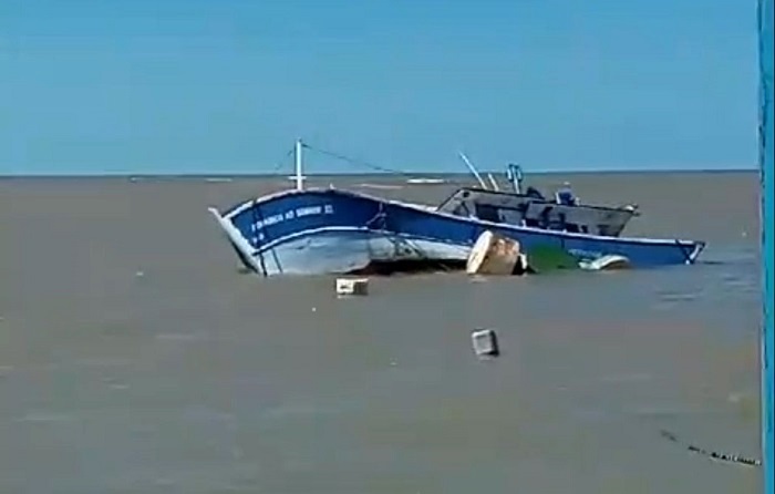 Embarcação de São João da Barra naufraga no Espírito Santo