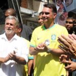 Em Quissamã, Flávio Bolsonaro caminha ao lado de Armando Carneiro
