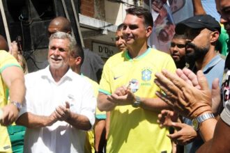 Em Quissamã, Flávio Bolsonaro caminha ao lado de Armando Carneiro