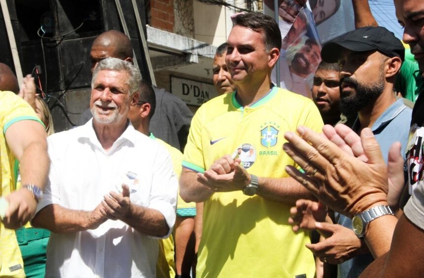 Em Quissamã, Flávio Bolsonaro caminha ao lado de Armando Carneiro