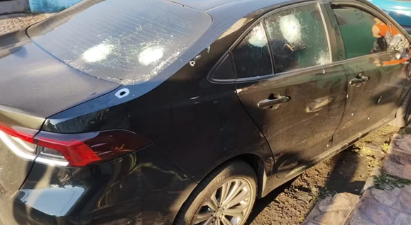Capitão da PM tem carro metralhado e é baleado a caminho de academia