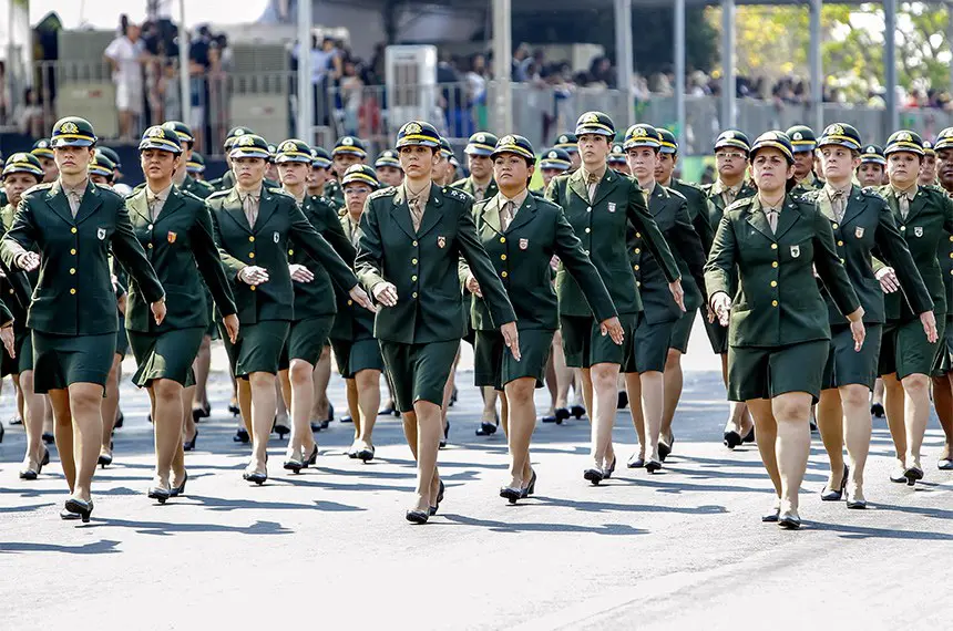 Mulheres poderão se alistar no serviço militar aos 18 anos