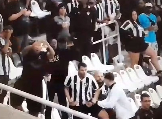 Funcionário da Prefeitura de Maricá é demitido após ser flagrado fazendo gestos racistas em jogo do Botafogo