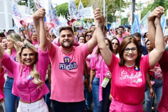 Com presença de Rosinha, Wladimir realiza caminhada com vereadoras do seu grupo político