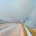 Incêndio em vegetação às margens da BR-101 gera interdição das pistas