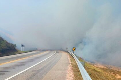 Incêndio em vegetação às margens da BR-101 gera interdição das pistas