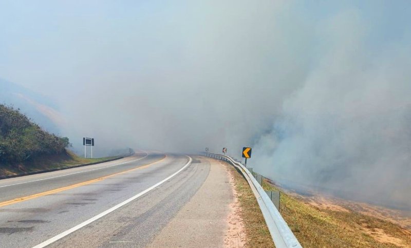 Incêndio em vegetação às margens da BR-101 gera interdição das pistas