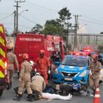 Casal fica ferido após acidente entre carro e moto na RJ-216, em Donana