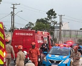 Casal fica ferido após acidente entre carro e moto na RJ-216, em Donana