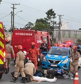 Casal fica ferido após acidente entre carro e moto na RJ-216, em Donana