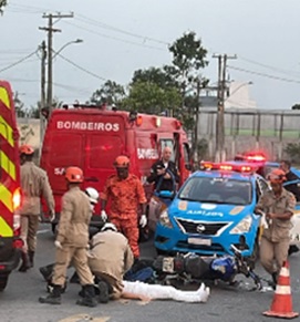 Casal fica ferido após acidente entre carro e moto na RJ-216, em Donana