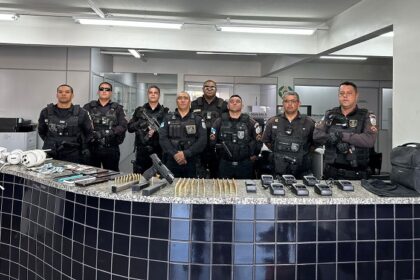 Dez homens são detidos em Travessão após serem encontrados com arma, munições e diversos aparelhos