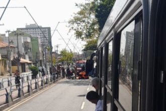 Motociclista fica ferido após acidente com ônibus, em Campos