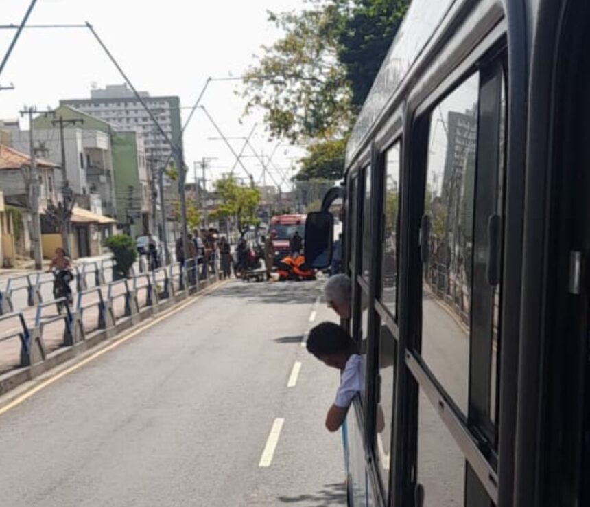 Motociclista fica ferido após acidente com ônibus, em Campos