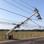 Carreta arrasta fios e tomba dois postes na BR-356, em São João da Barra