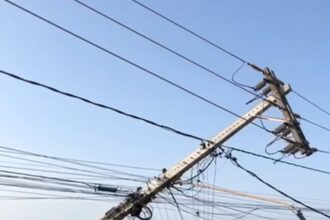 Carreta arrasta fios e tomba dois postes na BR-356, em São João da Barra