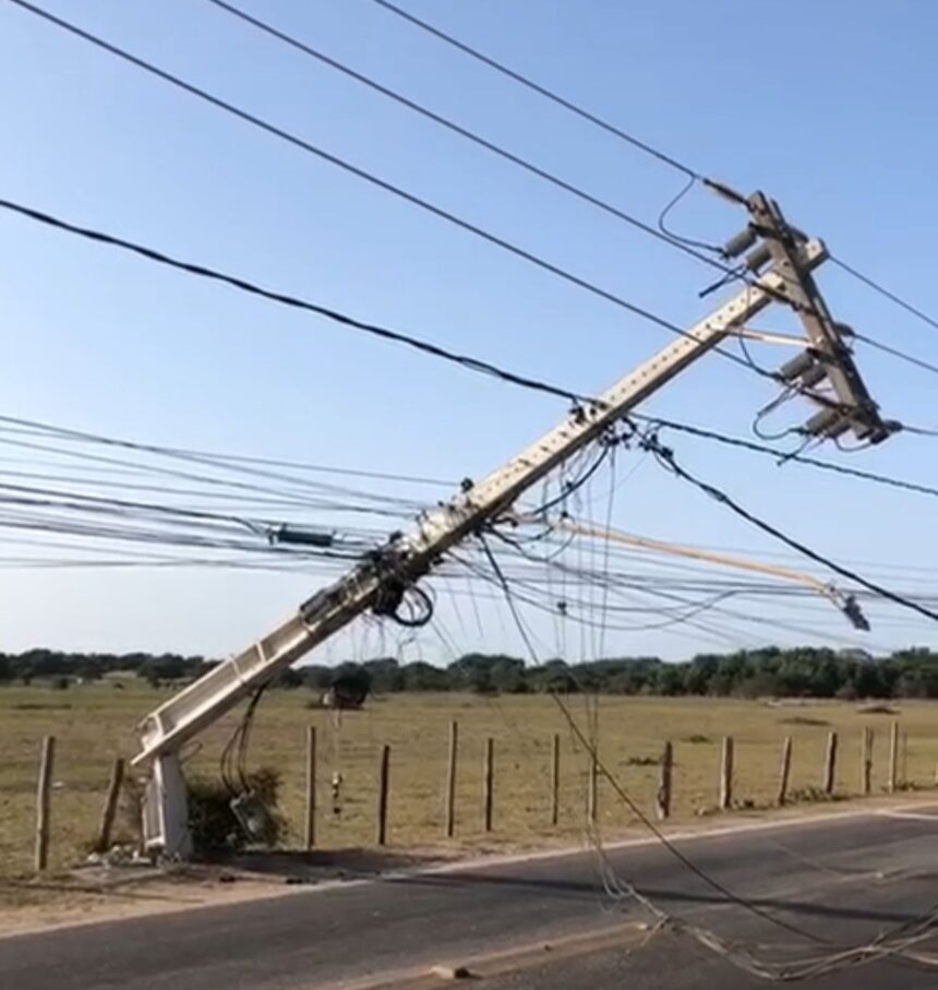 Carreta arrasta fios e tomba dois postes na BR-356, em São João da Barra