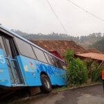Ônibus invade casa e deixa dois feridos em Nova Friburgo