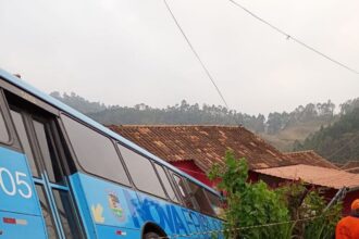 Ônibus invade casa e deixa dois feridos em Nova Friburgo