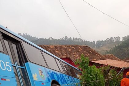 Ônibus invade casa e deixa dois feridos em Nova Friburgo