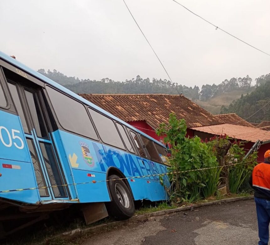 Ônibus invade casa e deixa dois feridos em Nova Friburgo
