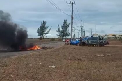 Manifestantes fecham a RJ-196 por falta de energia em São Francisco