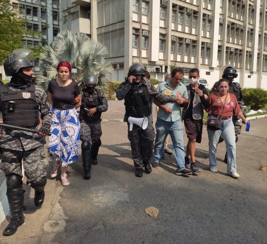Confusões, confrontos e prisão de deputado marcam dia de desocupação da Uerj