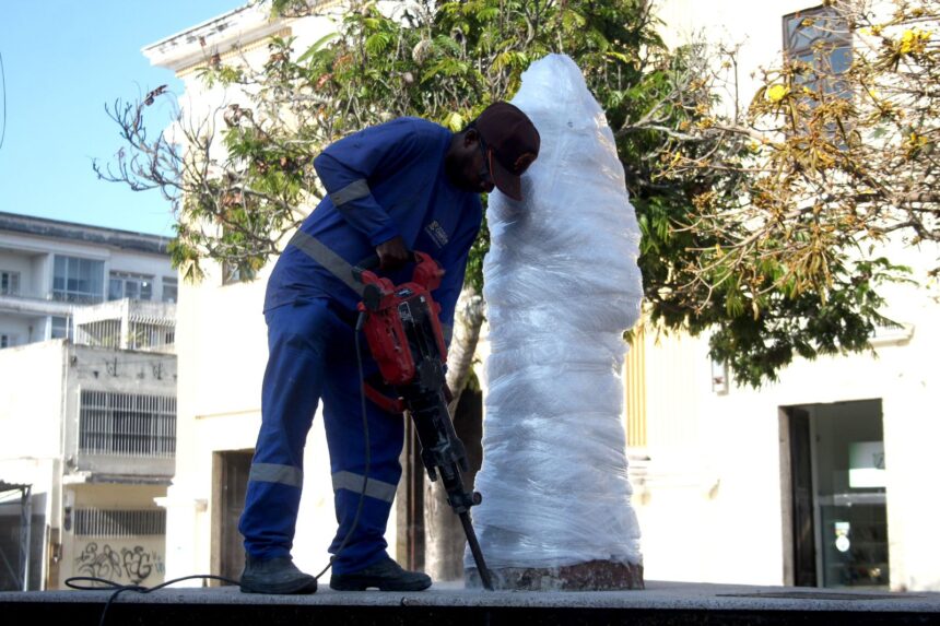Às vésperas das eleições, Prefeitura se movimenta e promete restaurar estátua de Tiradentes