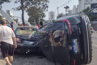 Carro capota, atinge veículos e deixa duas pessoas feridas em Campos