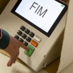 Com peso para definir presenças no segundo turno, indecisos superam 40% do eleitorado na maioria das cidades
