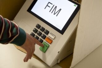 Com peso para definir presenças no segundo turno, indecisos superam 40% do eleitorado na maioria das cidades
