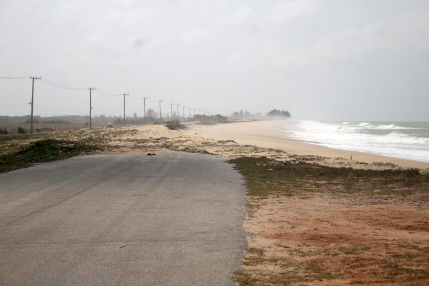 Avanço do mar em Farol de São Tomé é tão grave quanto o de Atafona, afirma secretário