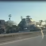 Helicóptero da Marinha transportado por caminhão bate em fios e trânsito é interditado em São Pedro da Aldeia