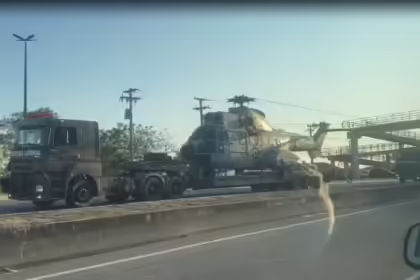 Helicóptero da Marinha transportado por caminhão bate em fios e trânsito é interditado em São Pedro da Aldeia