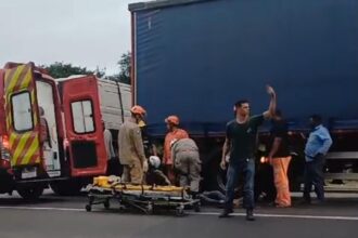 Ciclista é atropelado por caminhão na descida da Ponte General Dutra, em Guarus