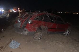 Motorista fica ferido após carro capotar e atingir poste na Baixada Campista