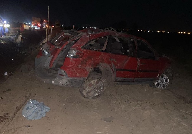 Motorista fica ferido após carro capotar e atingir poste na Baixada Campista