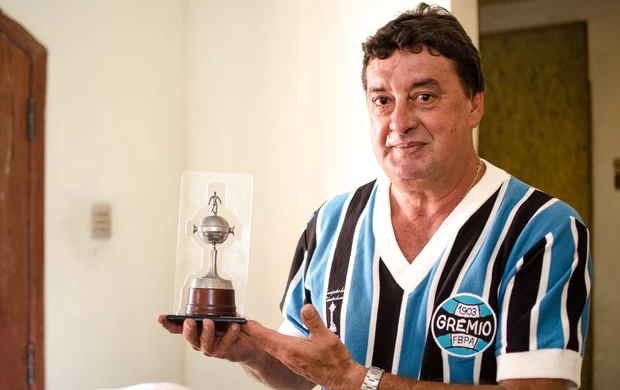 César, natural de São João da Barra e ídolo do Grêmio, morre aos 68 anos