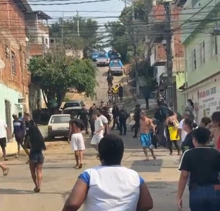 Protesto termina em confronto entre manifestantes e policiais em Itaperuna