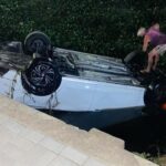 Mulher é resgatada após carro cair dentro de valão em São João da Barra