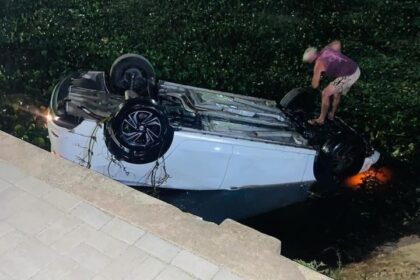 Mulher é resgatada após carro cair dentro de valão em São João da Barra