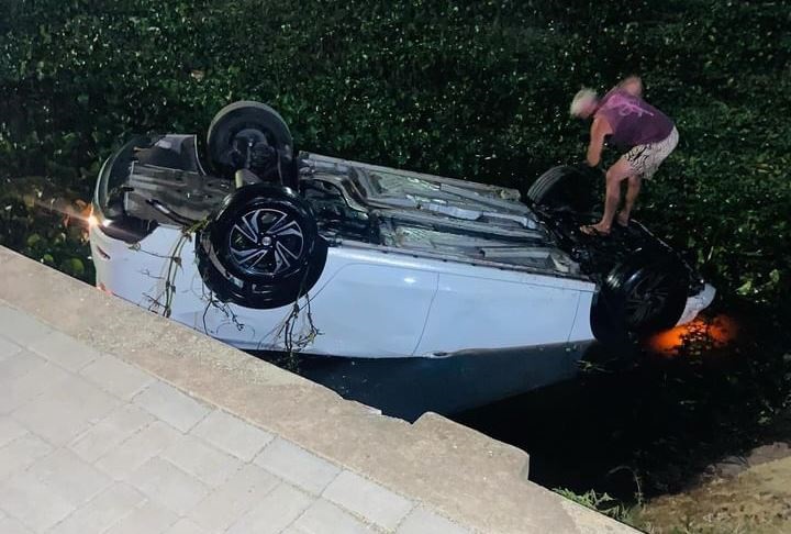 Mulher é resgatada após carro cair dentro de valão em São João da Barra