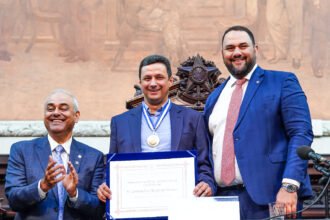 Deputado Thiago Rangel condecora prefeito de Italva com Medalha Tiradentes na Alerj