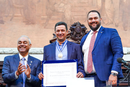Deputado Thiago Rangel condecora prefeito de Italva com Medalha Tiradentes na Alerj