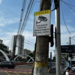 Placas de fiscalização colocadas próximas aos sinais em Campos geram dúvidas na população