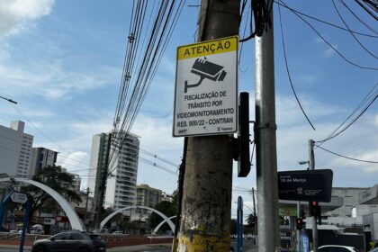 Placas de fiscalização colocadas próximas aos sinais em Campos geram dúvidas na população