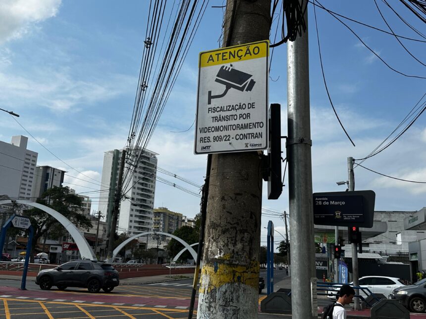 Placas de fiscalização colocadas próximas aos sinais em Campos geram dúvidas na população