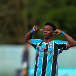 Jovem campista na mira do Chelsea assina primeiro contrato profissional pelo Grêmio